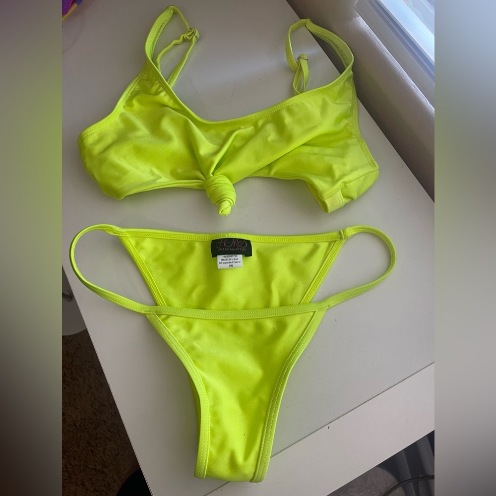 Hot Miami Styles Women’s Chartreuse 2 Pc Bikini Size Medium Beautiful Condition